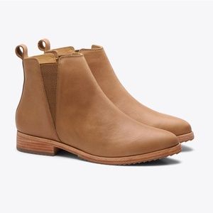 Nisolo everyday chelsea boot almond tan color